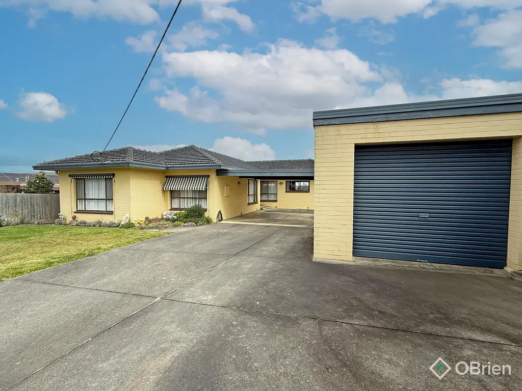 Bairnsdale 3 Bedroom Charming Home with Views