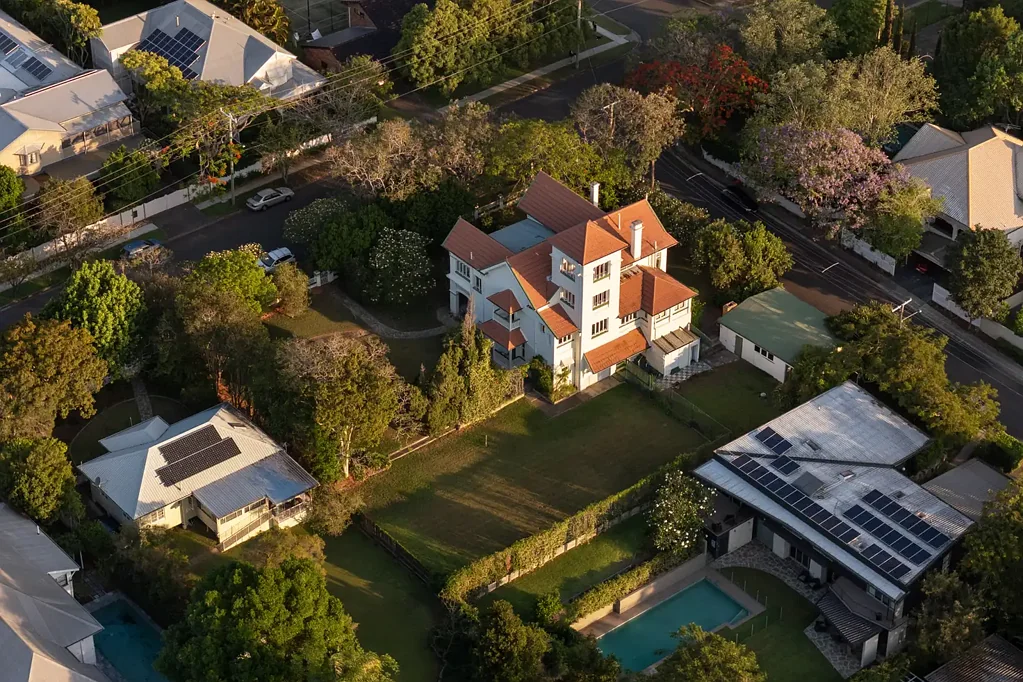 Graceville 7房 Graceville联邦地标 2,011m2广阔庄园 silky oak楼梯 历史美感 城市景观 多功能空间 步行生活圈 Iconic Landmark Graceville Estate on 2011m2 with 2 Lots