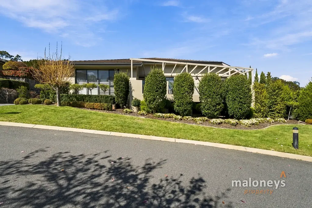 O'Malley 4 Slaapkamer Prestigious O’Malley. Mountain Views. Single-Level Ease.