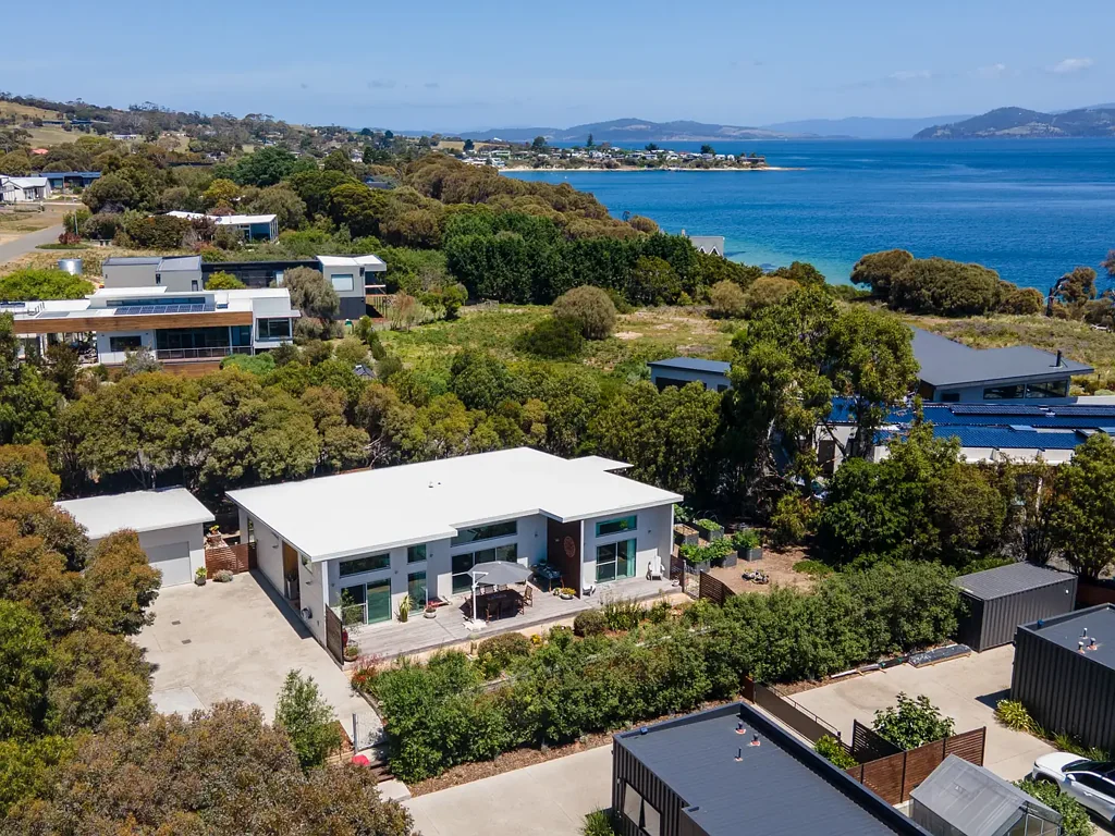 Opossum Bay 3房  Thinking Of A Sea Change?  Here's Your Opportunity.