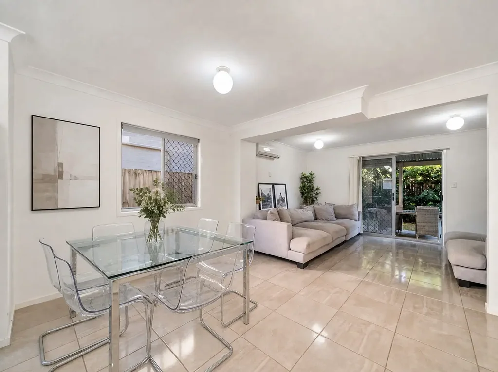 North Lakes 3બેડરૂમ Stylish & Spacious Townhouse in a Well-Maintained Complex