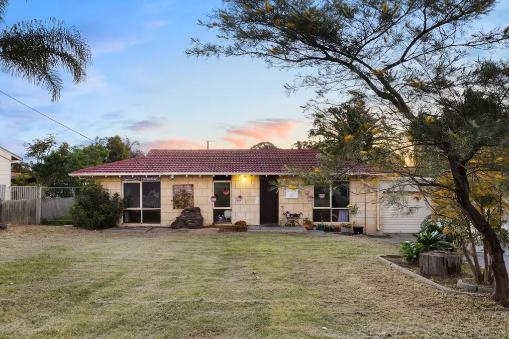Mandurah 4ਬੈੱਡਰੂਮ Why: Combining both location and space, this well-placed property offers convenient and easy care living, with plenty of potential throughout