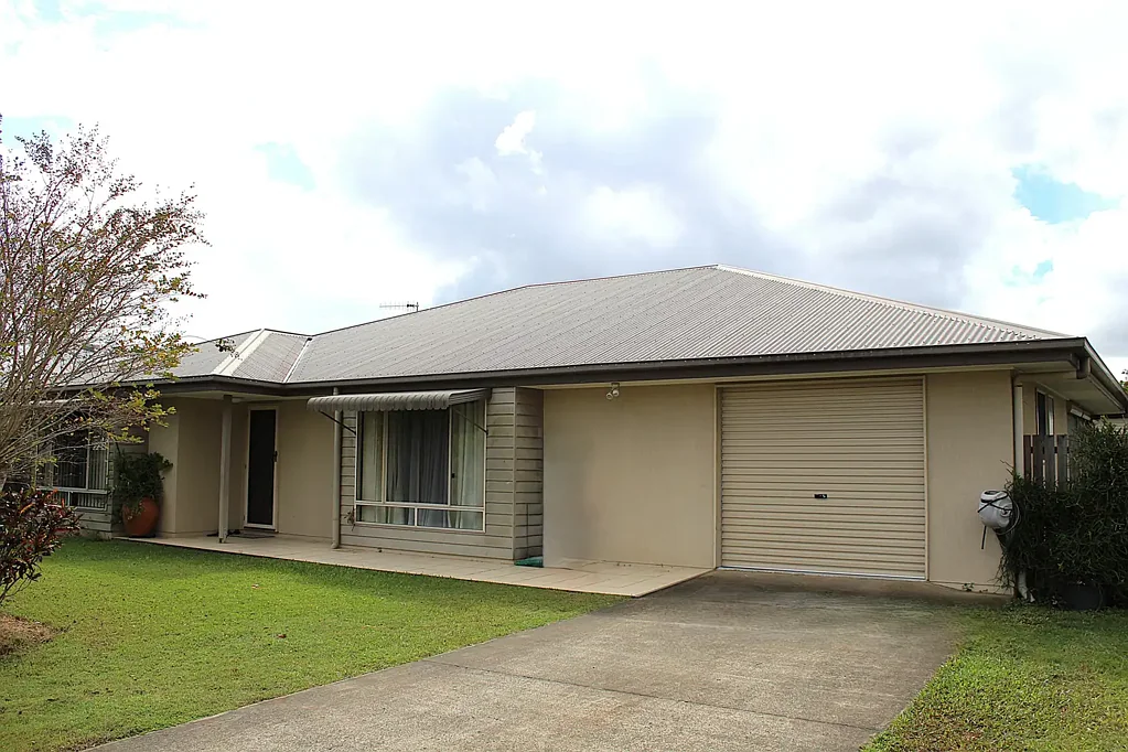 LARGE FAMILY HOME, CLOSE TO SHOPS