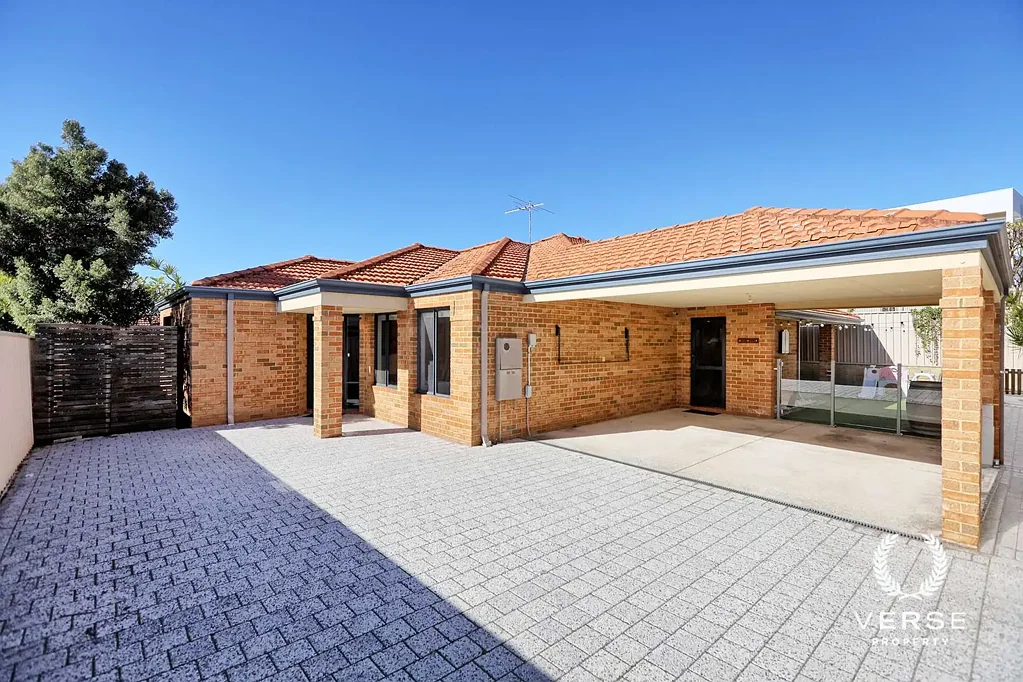 Melville 4침실 LUXURIOUS SPACE & PRISTINE PRESENTATION ON A DISCRETE, ELEVATED, REAR LOT LOCATION