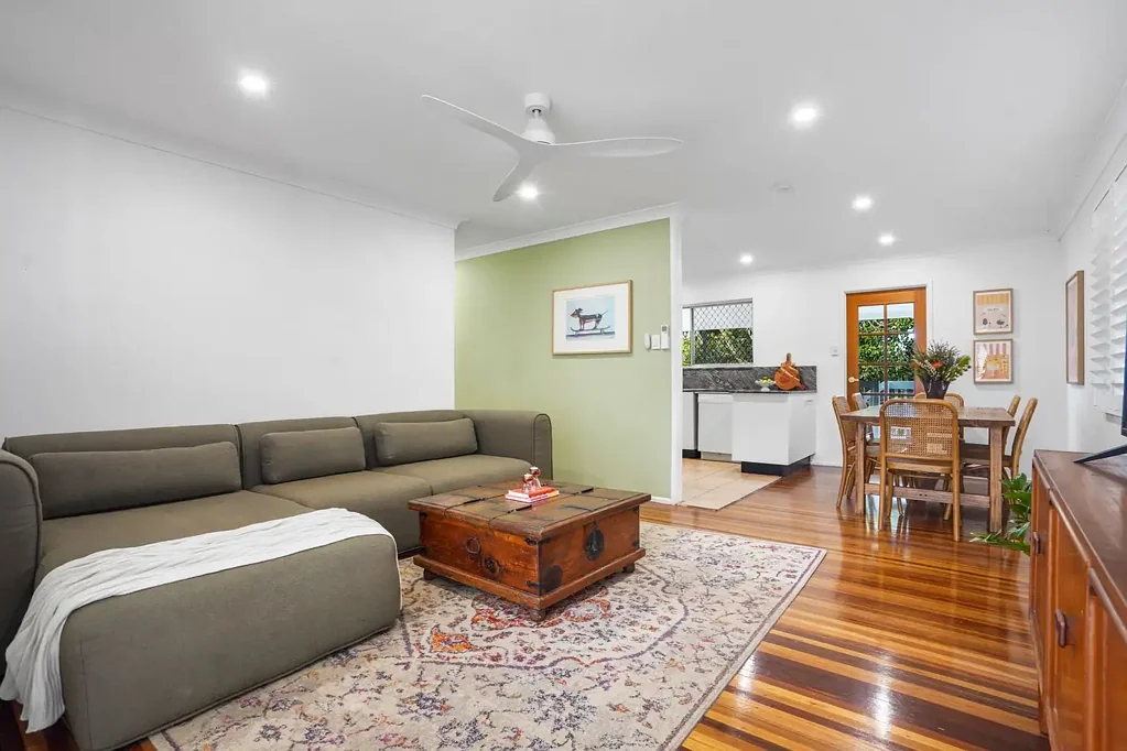 Albany Creek 3Zimmer Beautifully Updated Home in a Highly Sought After Albany Creek Location