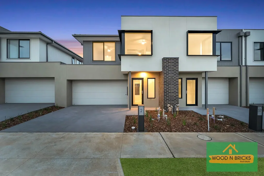 Clyde North 4 Bedroom Stunning 4 Bedroom Townhouse in Clyde North