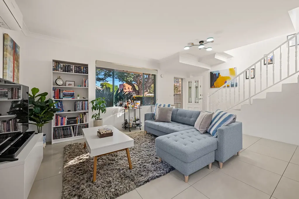 Wareemba 2chambre Stylish, Low-Maintenance Living in a Prime Village Setting