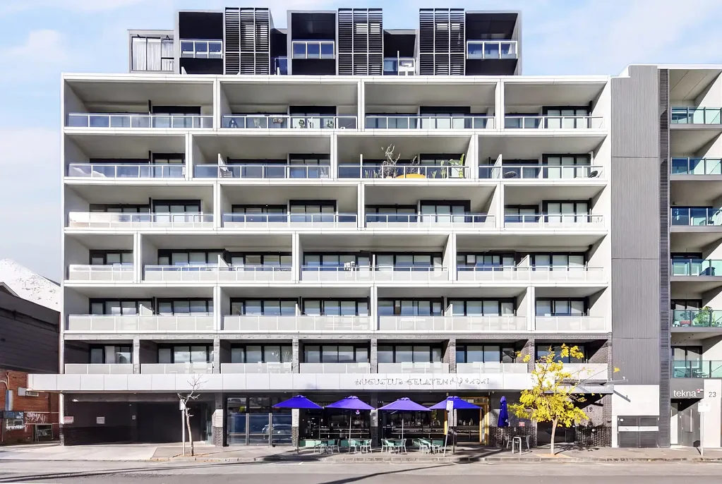 Essendon 2房 建筑设计，精美装修，完美地段，位于Essendon Village中心！ Architecturally Designed, Beautifully Finished, Perfectly Positioned within the Heart of Essendon Village!