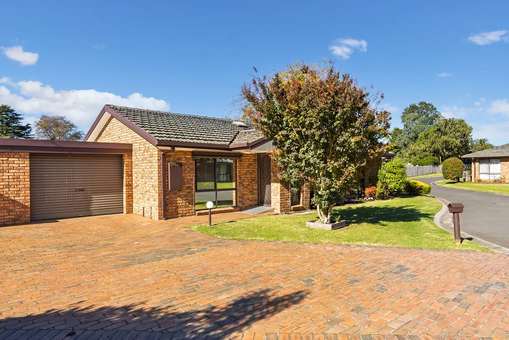 Sale 2房  Spacious townhouse in great location
