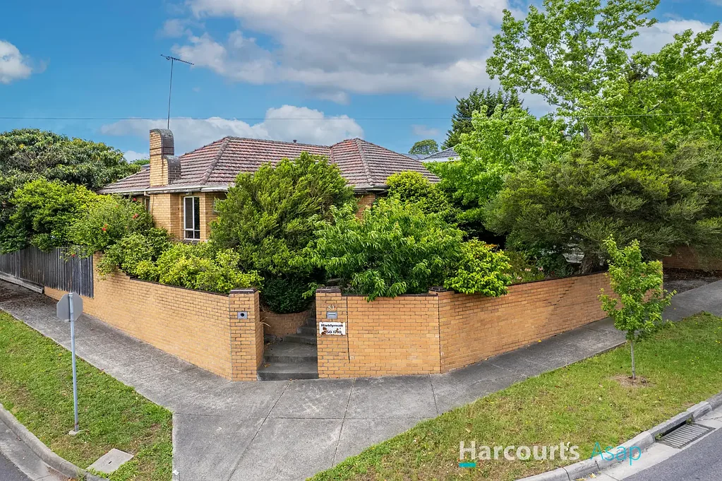 Bulleen 3房 备受追捧地段 778㎡开发潜力 宽敞土地 多块开发潜力 优越地理位置 便利设施围绕 Prime Development Opportunity with Dual Access