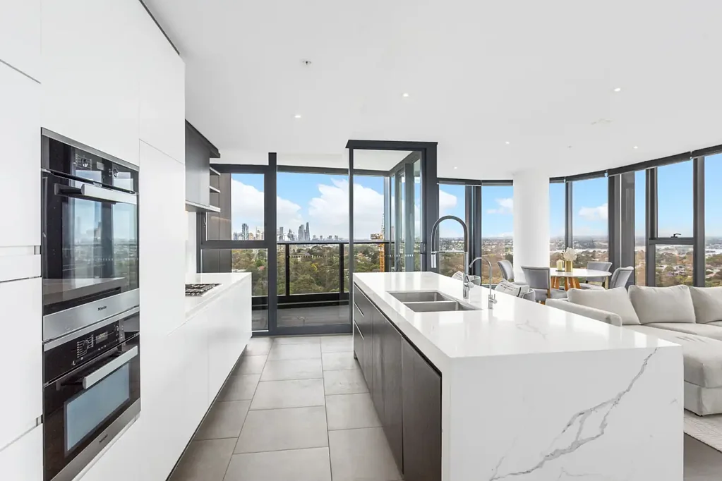 LUXURY 3 BEDROOM WITH VIEWS IN ST LEONARDS CBD