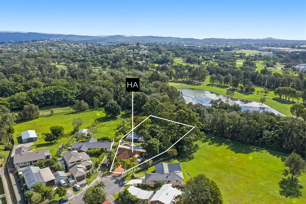 Carrara 5房  A Rare Opportunity on a Generous Landholding with DA Approval for Dual Living