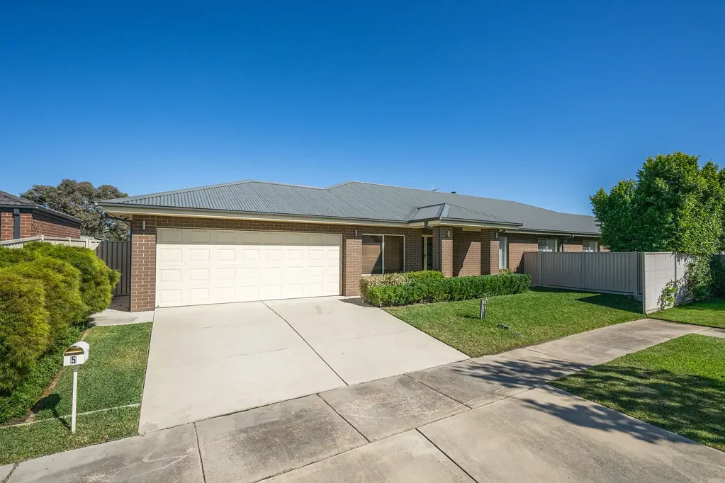 Shepparton 4कमरा Exceptional Family Living, Privacy & Lifestyle