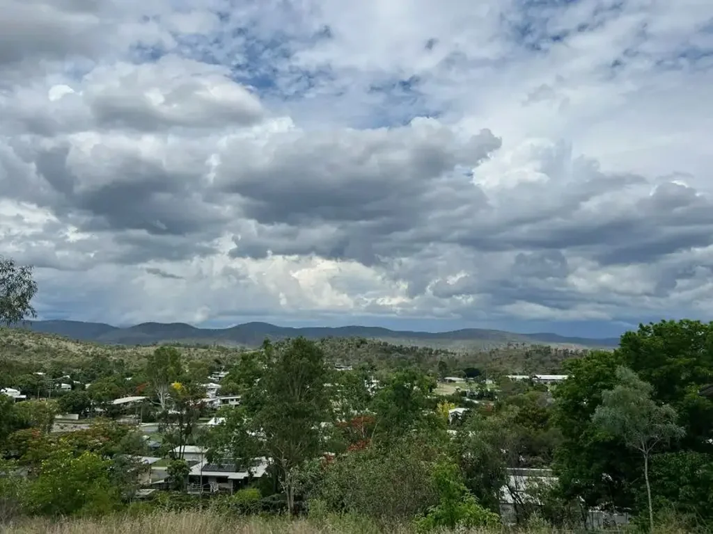 Collinsville 3Habitaciones MAGICAL VIEWS+ BREEZE AWAITS-  3 Bedrooms, 1 Bathroom, Airconditioning + Fans