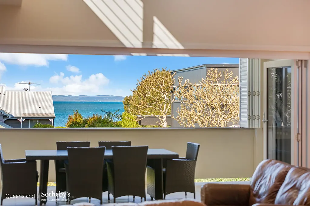 Wellington Point 4બેડરૂમ Exceptional Custom-Built Bayside Residence in the Heart of Wellington Point