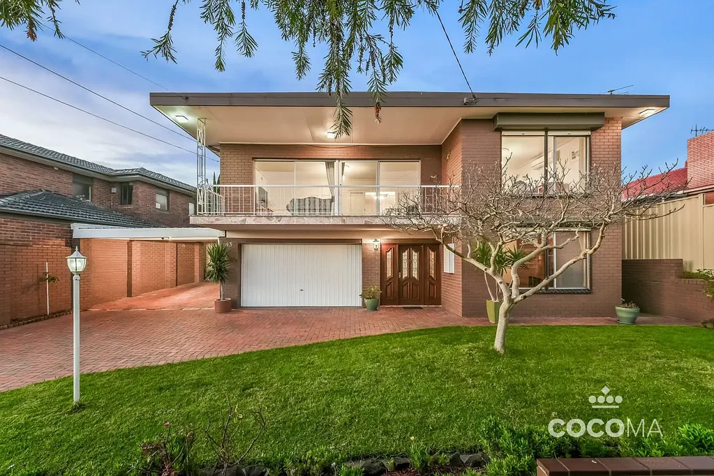 Springvale 4房  双砖之美，带泳池旁娱乐与无限可能  Double Brick Beauty with Poolside Entertaining & Endless Possibilities