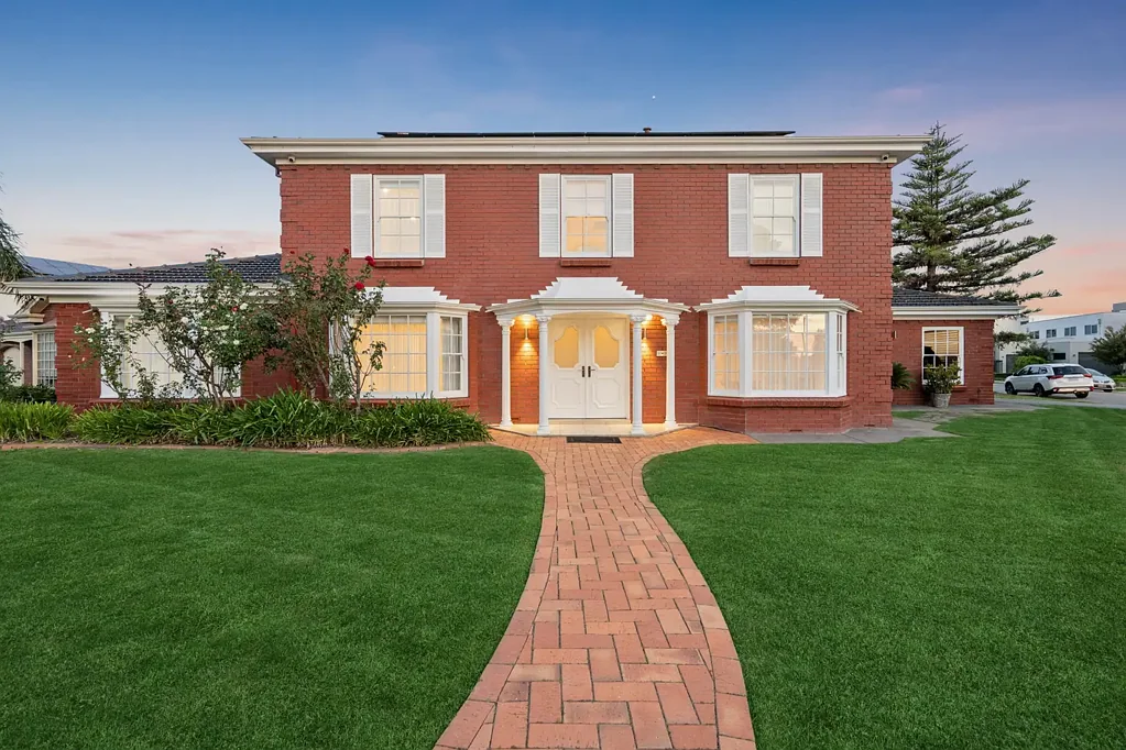 West Lakes 5房  Welcome To Your New Place, a Renovated Solid Brick Colonial Wonder with Direct Lake Access!