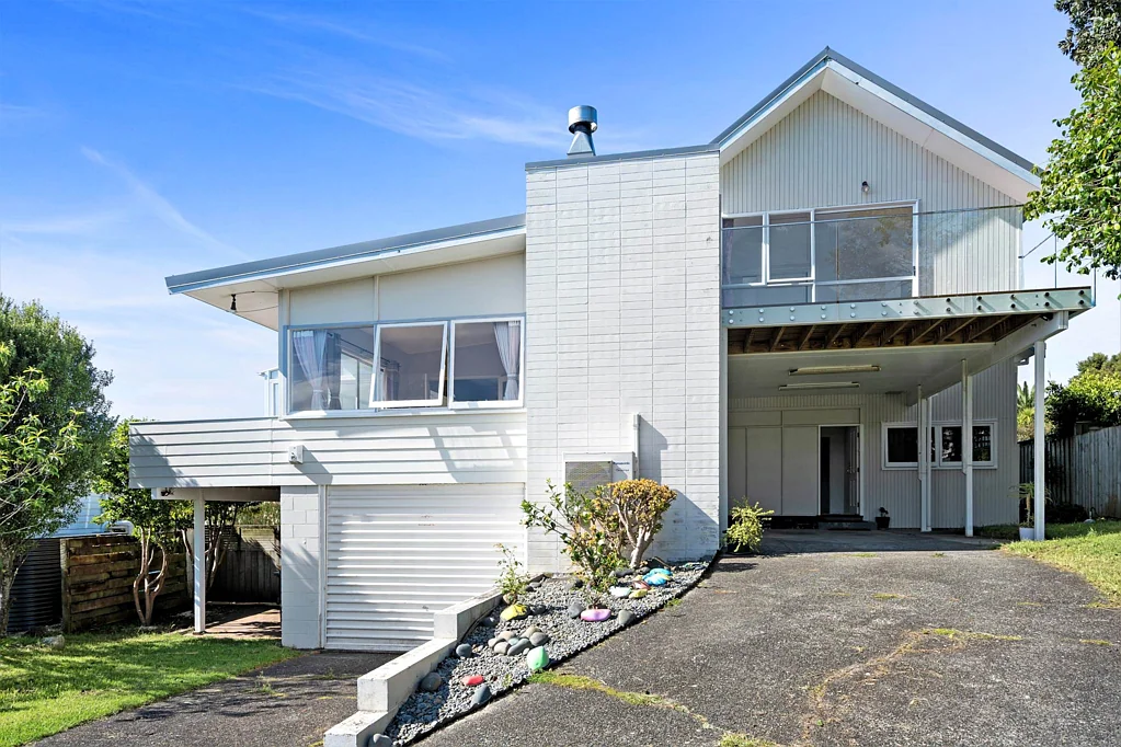 Spacious Family Home with Pool in Castor Bay