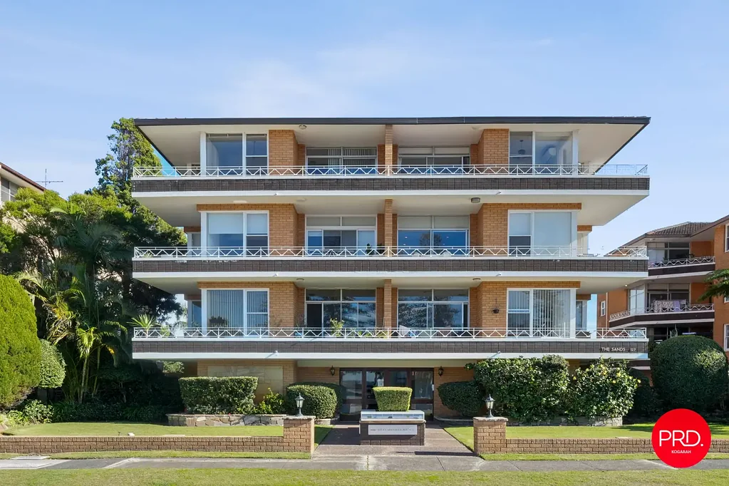 BEAUTIFULLY PRESENTED APARTMENT IN A GREAT LOCATION.