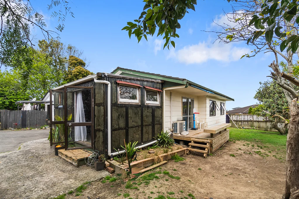 Clendon Park 3房  Charming First Home with Do-up Potential