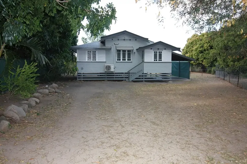 Mosman Park 3房  STURDY TIMBER HOME - 2773m2 BLOCK - SHED