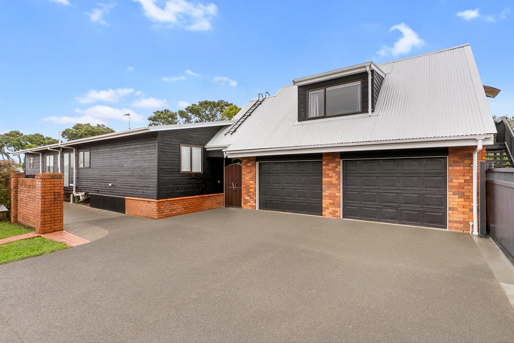 Beachlands 6房 三重空间布局，成就一站式理想资产！ Three living options. One amazing opportunity!