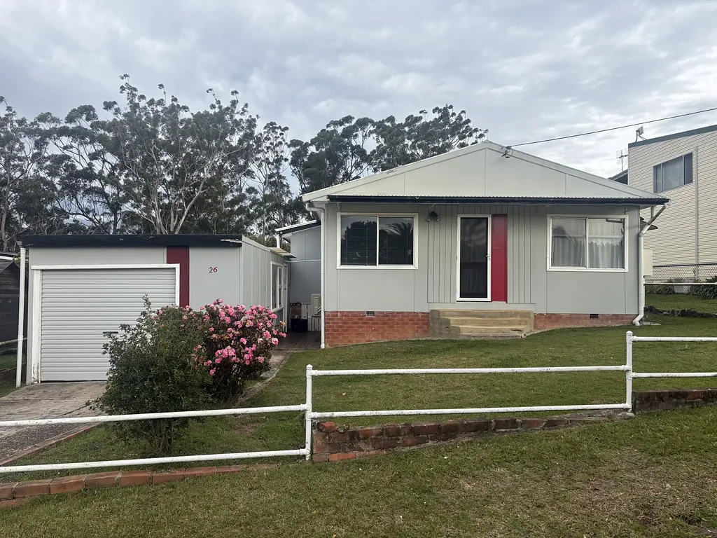 Three-bedroom cottage in beautiful Lake Conjola!