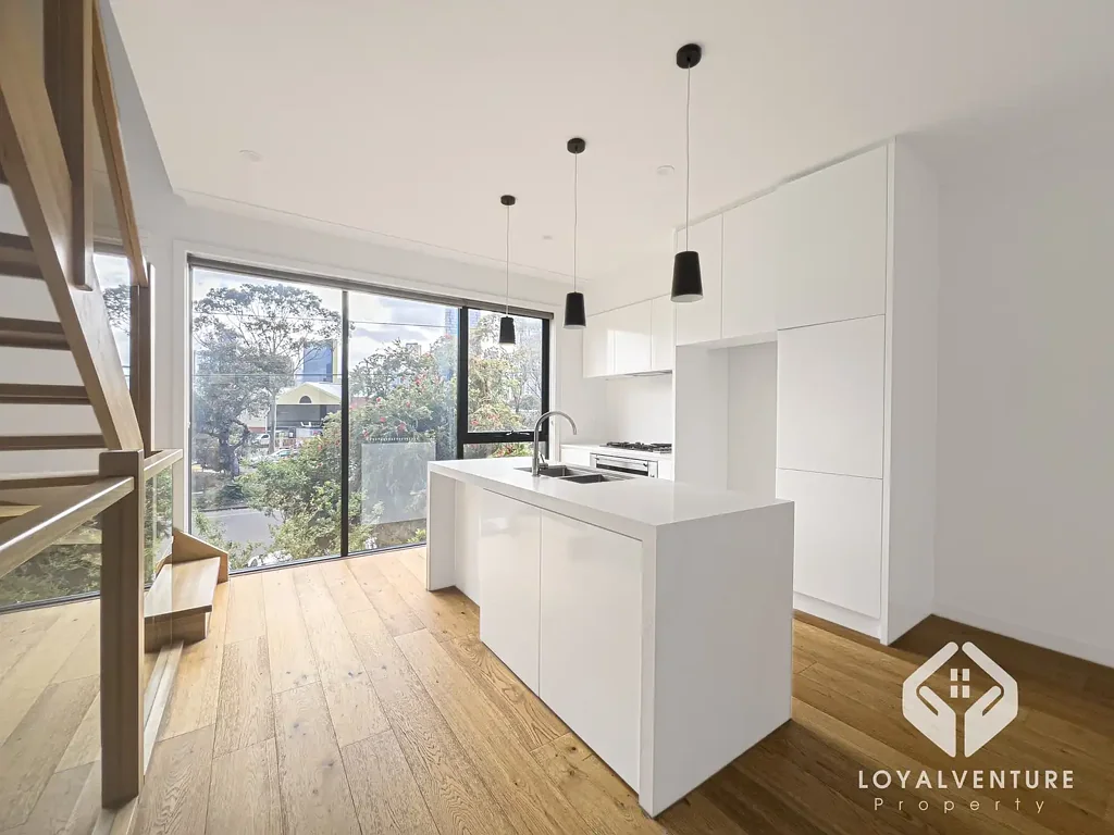 Luxurious Townhouse Lifestyle on the City Edge