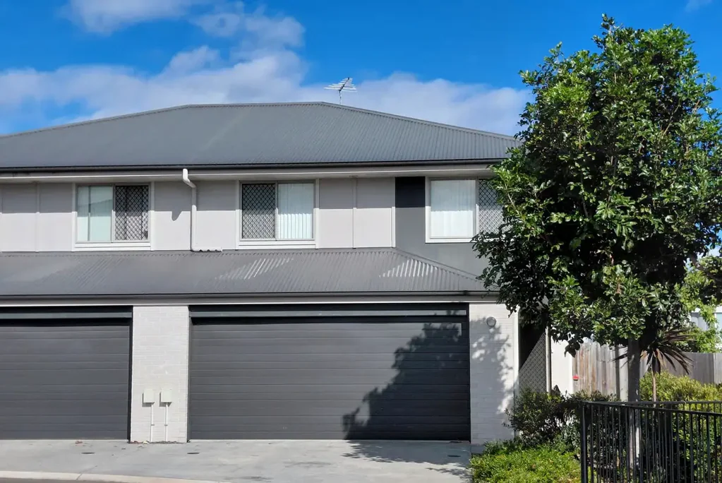 Browns Plains 4房 高回报投资物业 2020年新建 租金$660每周 租期至2027年 低维护设计 4卧3浴 优质电器 私密位置 便利生活配套 PRICE REDUCED - Extra Large Townhouse with 3 bathrooms - Move in within 30 days -- 19 / 29 Claussen Street Browns Plains QLD 4118