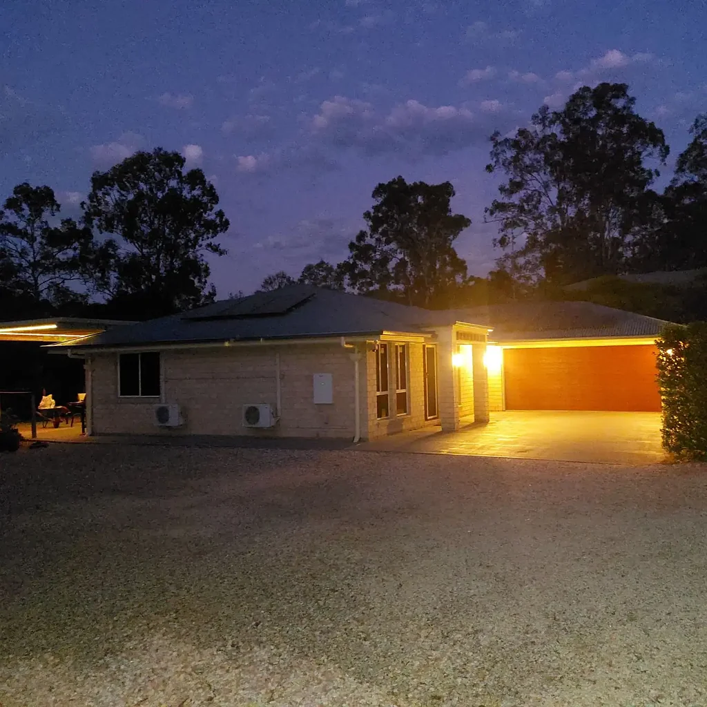 Cedar Vale 4房  AN AMAZING PRIVATE HOME ON ACREAGE
