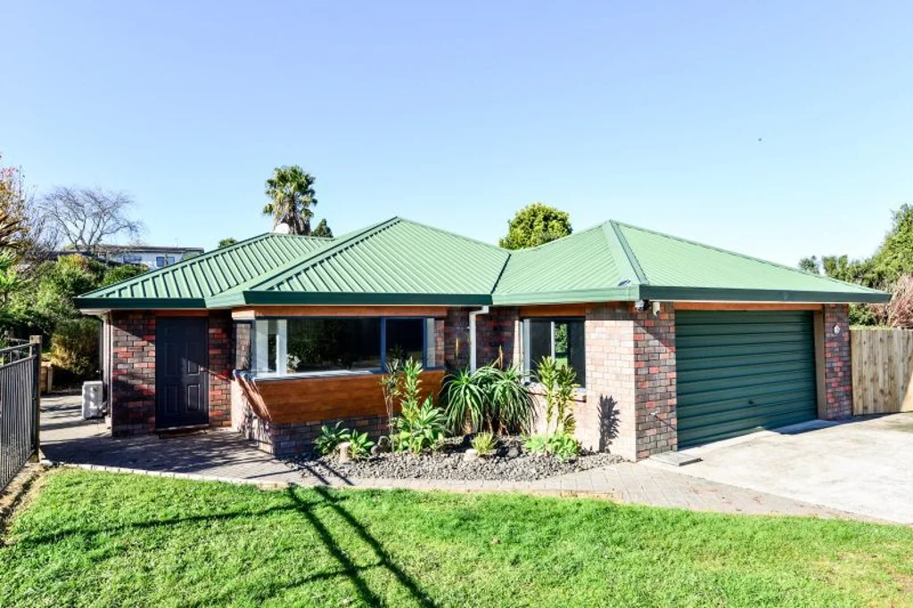 Grandview Heights 3 Bedroom Brick Beauty on 1000sqm!