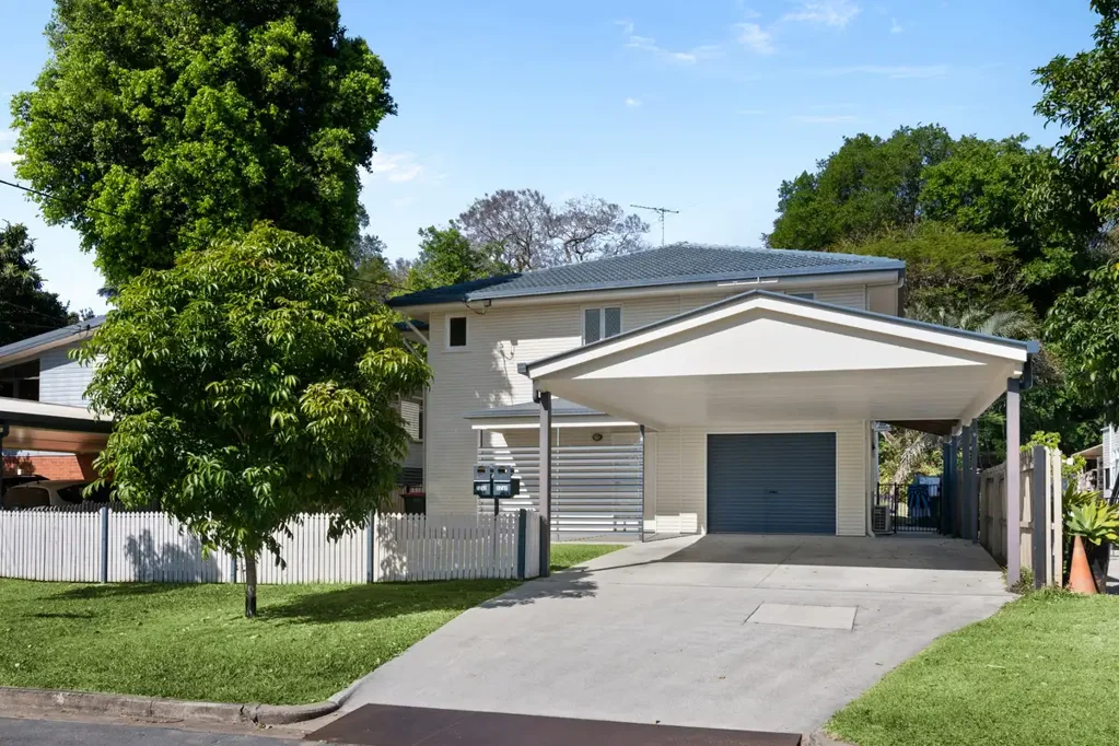 Yeronga 6房 高收益双单元  四卧独立单元  现代厨房设备  宽敞带顶甲板  太阳能电板  优越学区位置  河滨公园近邻 Endless Potential - DUAL LIVING - Yeronga Location