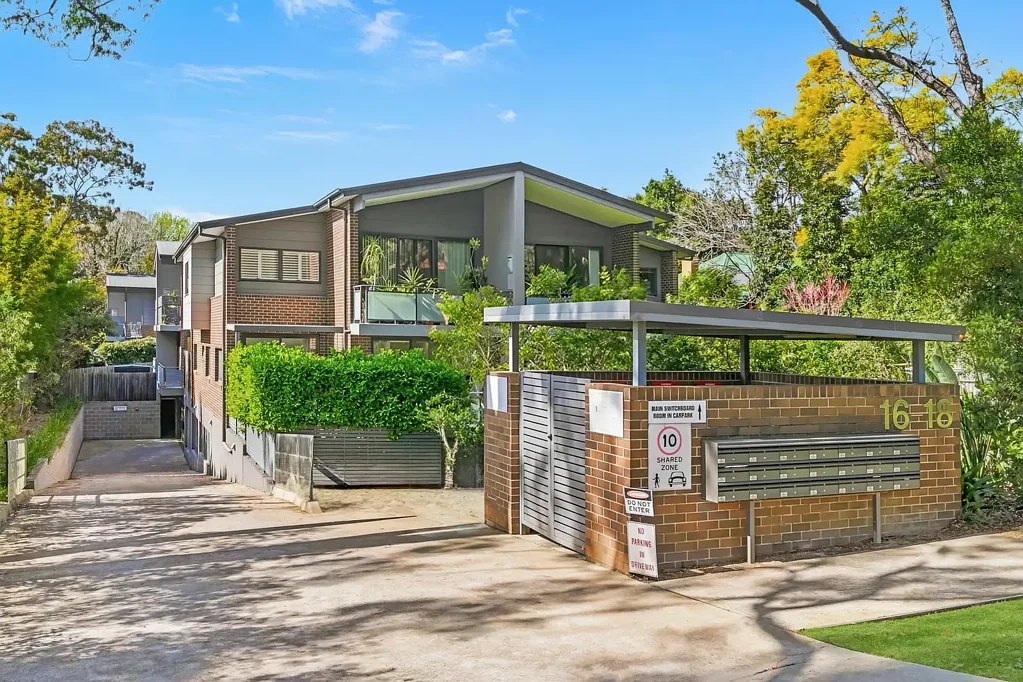 Pennant Hills 2ਬੈੱਡਰੂਮ Immaculate Light-Filled 2-Bed + Study - Security Apartment  Approximately 700m to Station & Shops