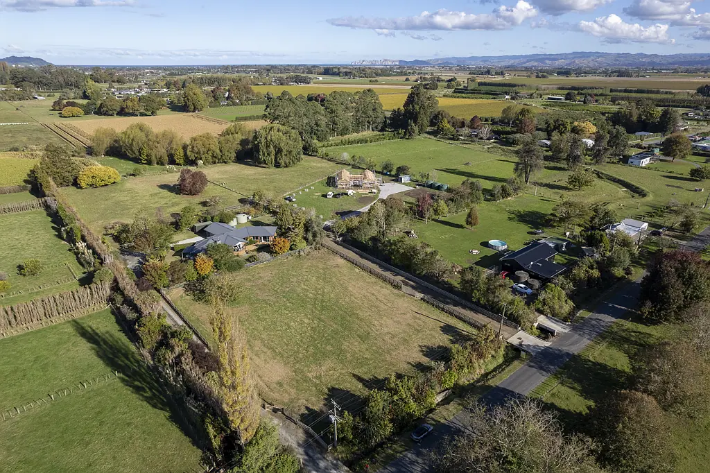 Hexton Simple living at it's finest!