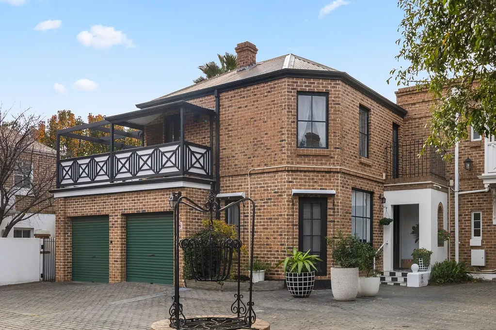 Norwood 4房  Lose Your Heart to the Unique Charm of this Stunning Town Residence!