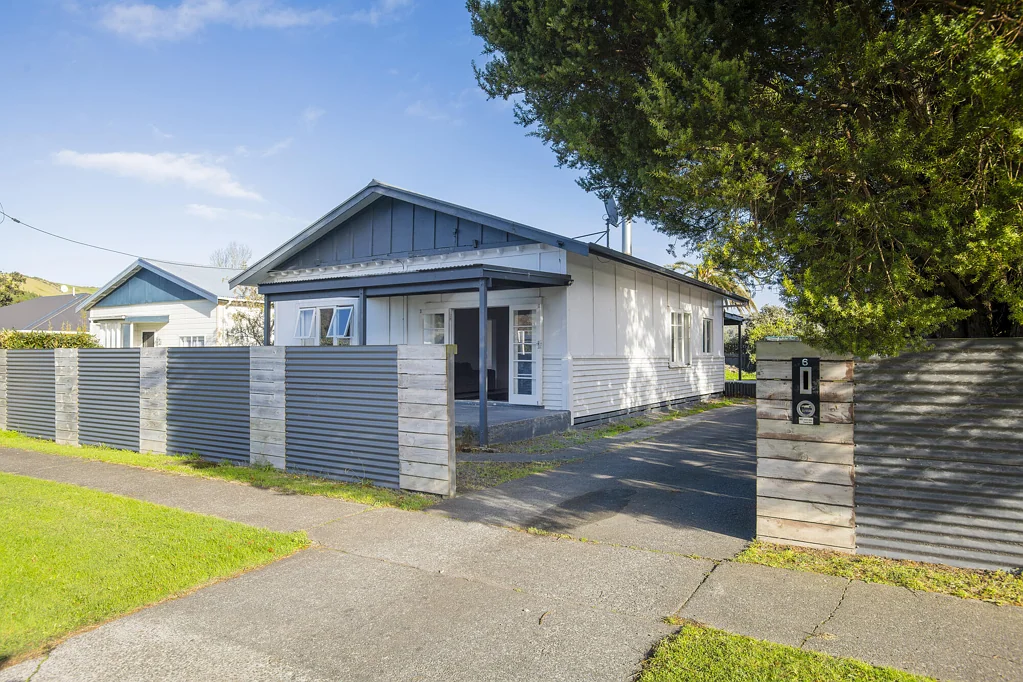 Outer Kaiti 3Moenga Great home AND 1/4 acre section