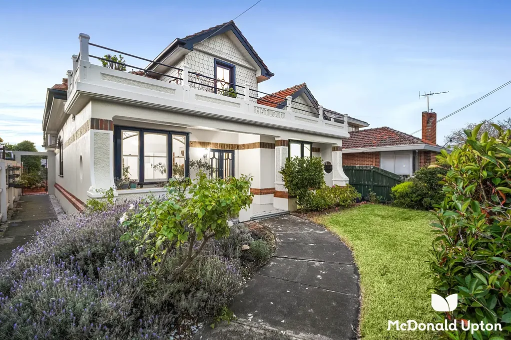 West Footscray 3房 West Footscray地标住宅 双层设计 城市景观 高挑天花板 Bosch厨房 宽敞后院 两车位停车 步行便利 Local Icon in a Revered Location