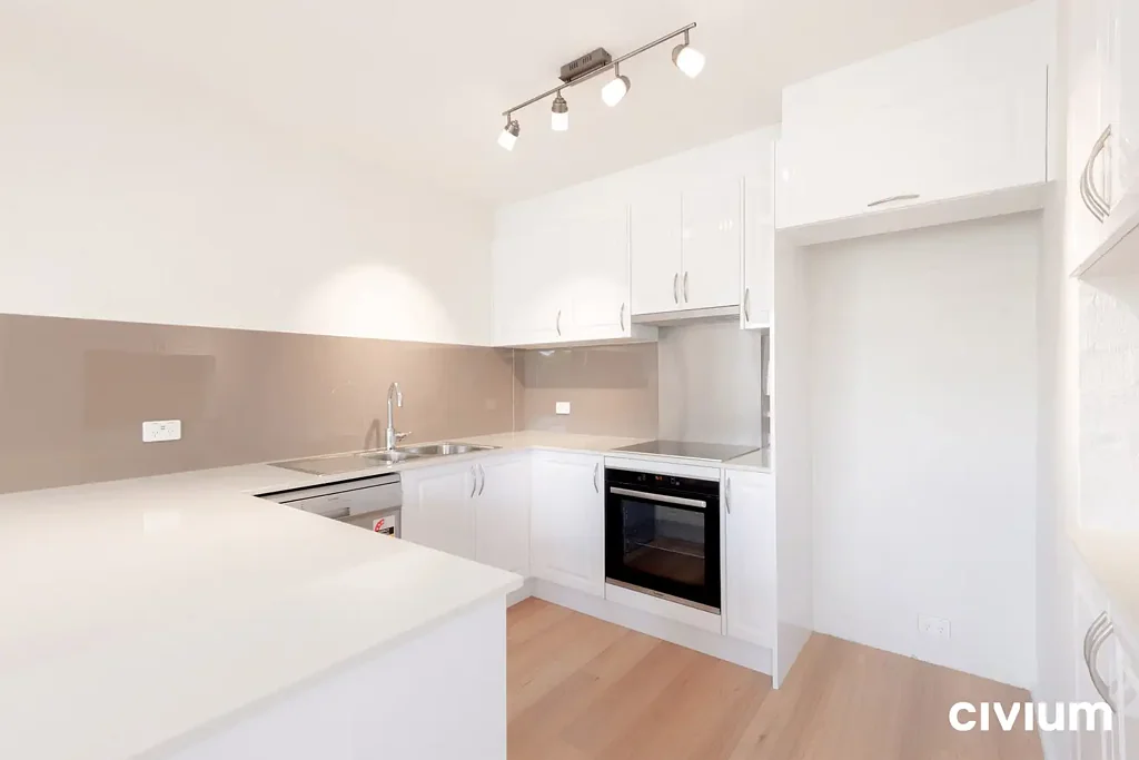 Stunning renovated ground floor apartment in Kingston