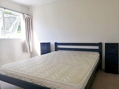 Well presents 2 bedroom unit with1 study room and 1bath room in great location.