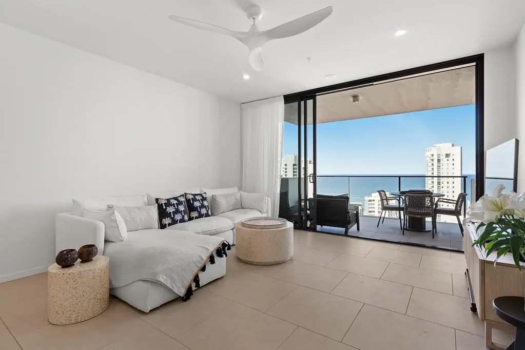 Main Beach 2房  Luxury Near-New 2 Bed Apartment – Low Body Corp – 2 Separate Car Spaces + 2 Storage Cages!