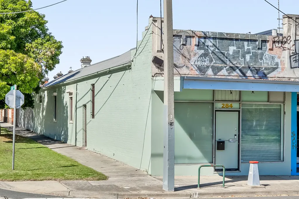 Northcote 2房 独特商住转换物业 宜人北部光线 方便居住或出租 灵活空间设计 便捷进城市 绿色空间自行车道 热闹海街美食 激动期待您的光临 Corner This Shop & Dwelling Opportunity...