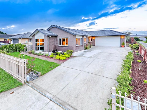 Papakura 4房  Spacious Brick & Tile Home in Central Papakura