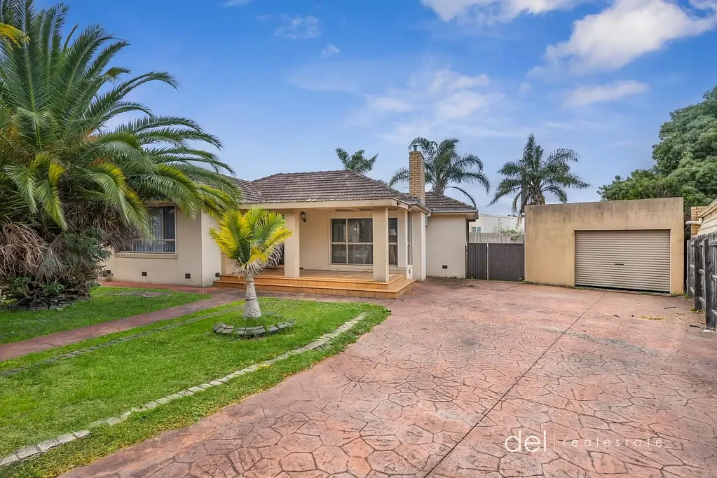 Keysborough 3房 宽敞地块667㎡ 3卧1浴2厕 实木厨房 开放餐厅 抛光木地板 中央供暖 双车位车库 家庭乐园 学区便捷 快速连接高速 Great Family Home in Court Location!