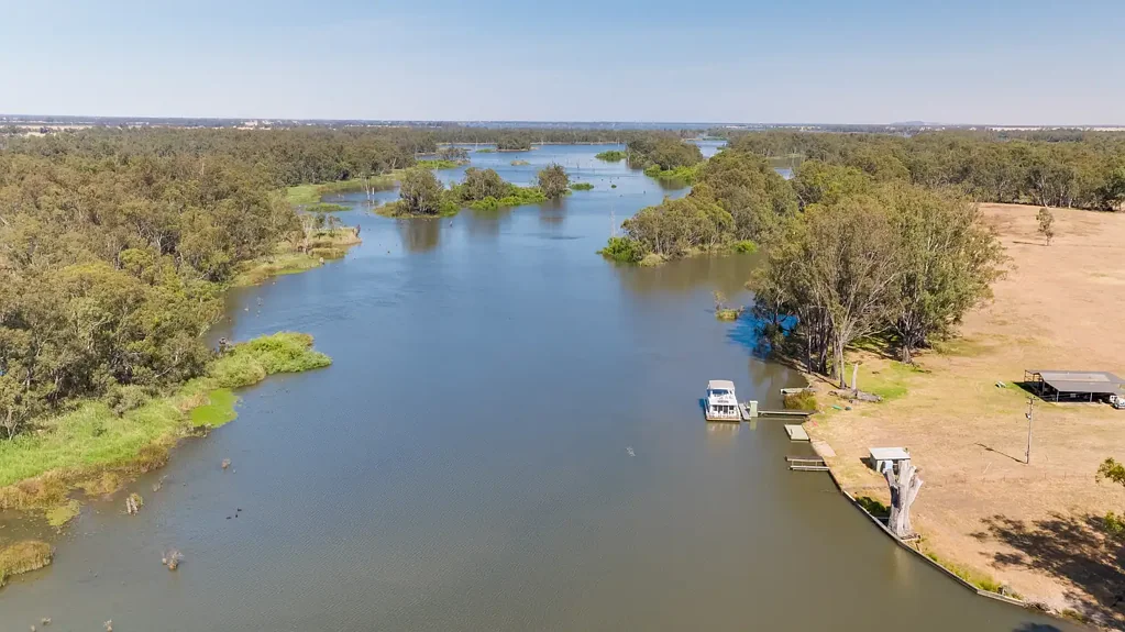 Collendina 3房  1560 acres of select freehold lifestyle property with 5KM of MURRAY RIVER frontage (Opposite BUNDALONG)