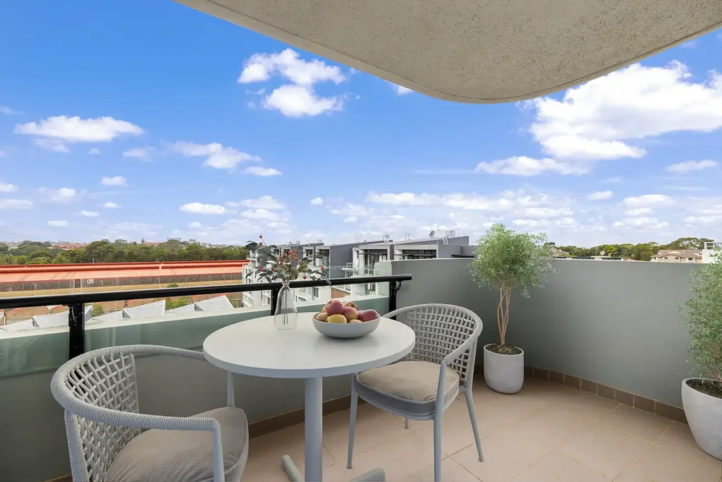 Rosebery 1Kwarto Motivated Vendor - Private & Light-Filled 8th Floor Residence with Sunny Eastern Outlook
