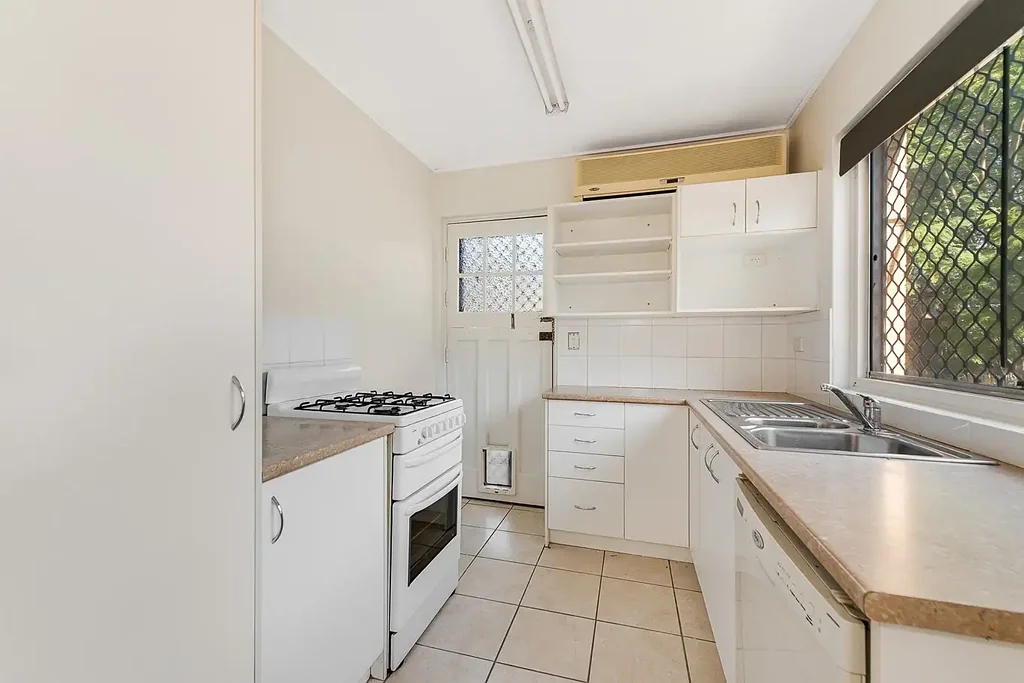 Holland Park Gem - Spacious, Convenient & Air Conditioned