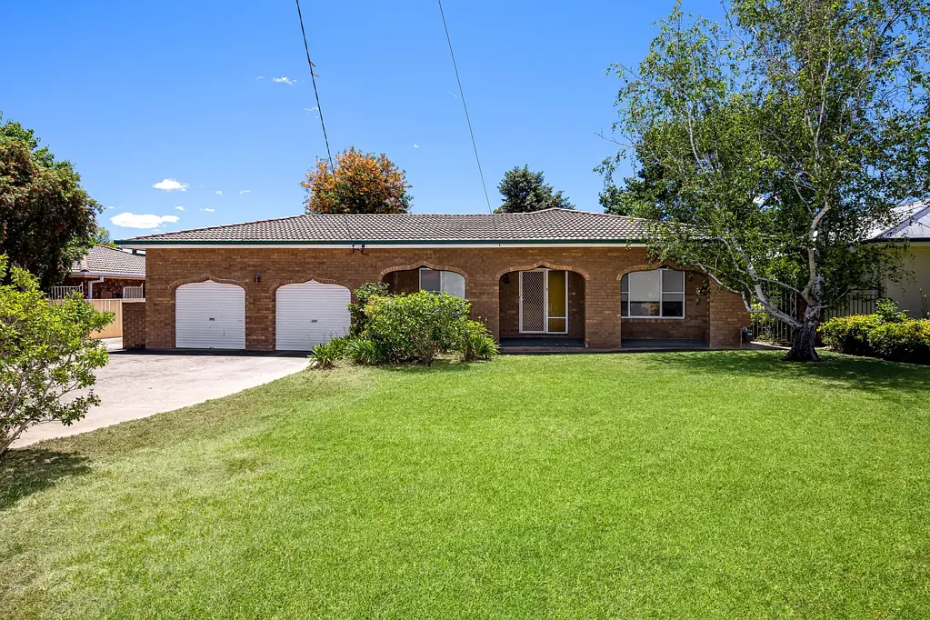 56 Balmoral Crescent, Lake Albert, NSW 2650