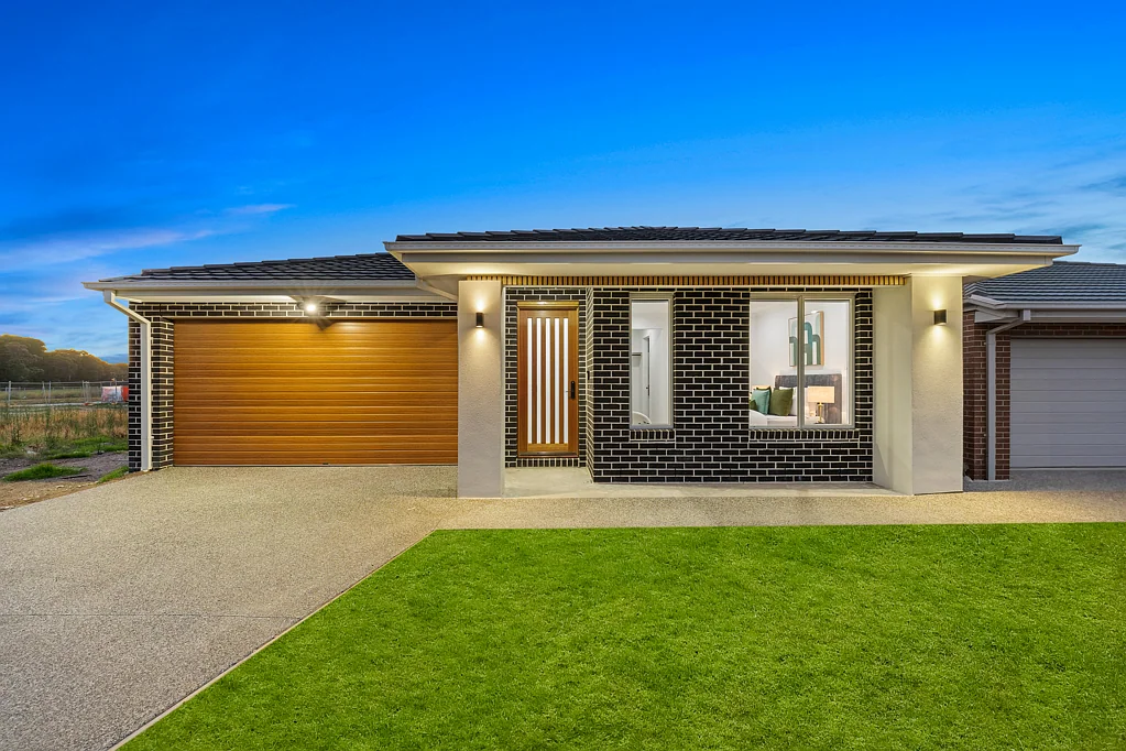 Clyde North 4 Bedroom Brand new family home with two living areas!