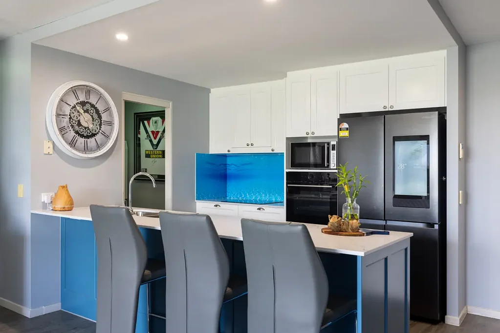 Hope Island 2 Bedroom Your Slice of Paradise: Luxurious 2-Bedroom Poolside Oasis!