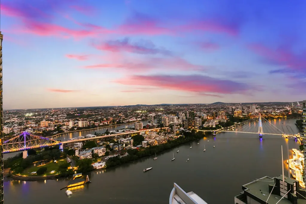 Brisbane City 2房 Aurora Tower 48层 天际线视野 102sqm宽敞空间 高端Fisher & Paykel厨房 全屋中央空调 一车一位 度假村式设施 河岸清风 城市奢居 Sky-High 'Aurora Tower' Living with Iconic River City Views
